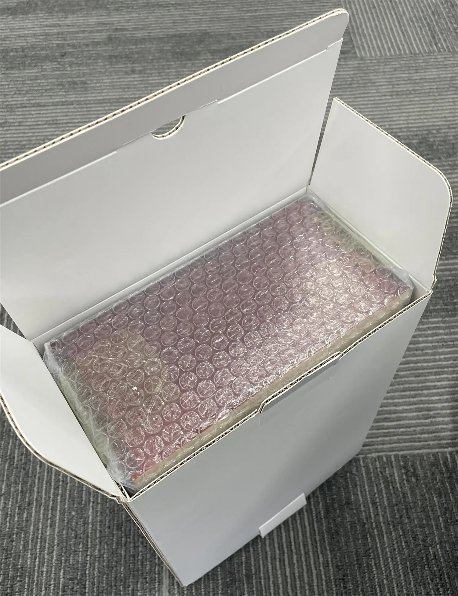 Mentirosa-bubble-wrap-packaging-wozo